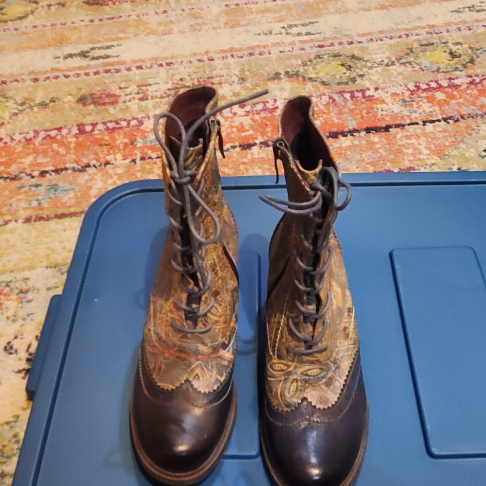 Lorita boots. Size 39 (8.5)